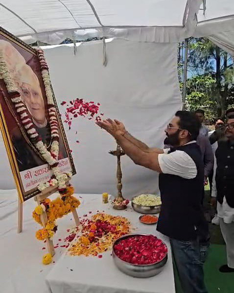 आज भी उनका स्नेह, उनका मार्गदर्शन और उनके संस्कार प्रत्येक क्षण प्रेरणा देते हैं। यह प्रथम होली है, जब वे सशरीर हमारे बीच उपस्थित नहीं हैं, परंतु उनकी पावन उपस्थिति पूरे परिसर में अनुभव की जा रही है।