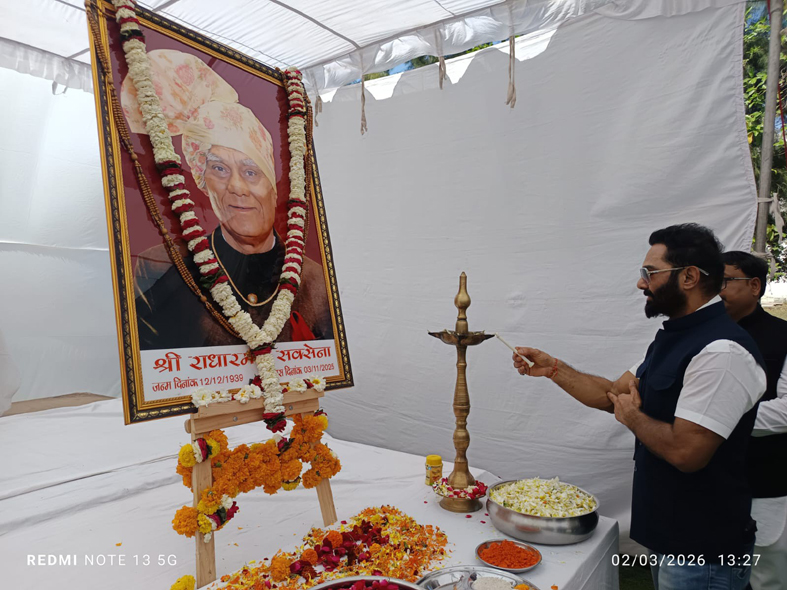 राधारमण ग्रुप के संस्थापक स्वर्गीय श्री राधारमण सक्सेना जी की पावन स्मृति में होलिका दहन की पूर्व संध्या पर आयोजित भक्ति भाव से समर्पित भजन संध्या कार्यक्रम का शुभारंभ 